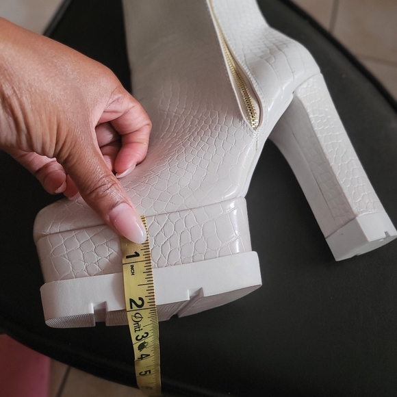 Crocodile Embossed block heel zip up  Boots (white) - Picture 5 of 8